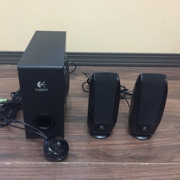 Logitech S-220 2.1 Stereo Computer Speakers - Picture 1 of 15